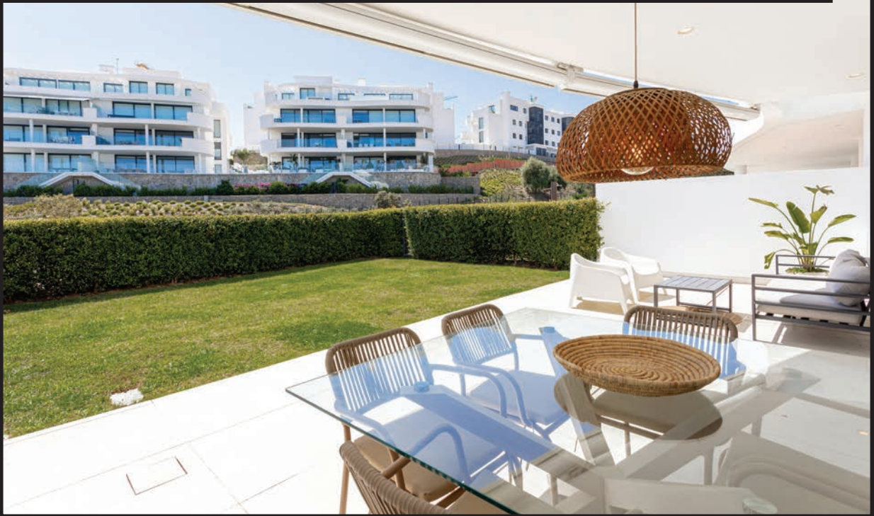 Este apartamento de lujo en planta baja con jardín, Fuengirola