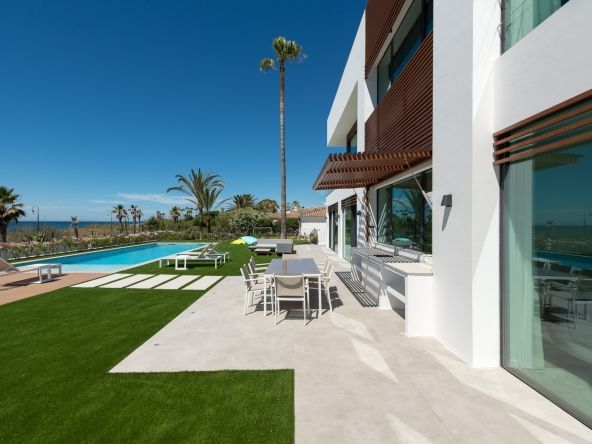 Fabulosa villa contemporánea frente al mar con acceso directo a la playa en la Nueva Milla de Oro