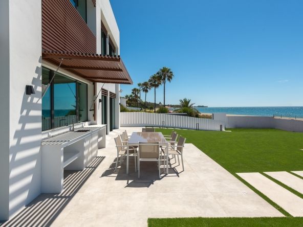 Fabulosa villa contemporánea frente al mar con acceso directo a la playa en la Nueva Milla de Oro