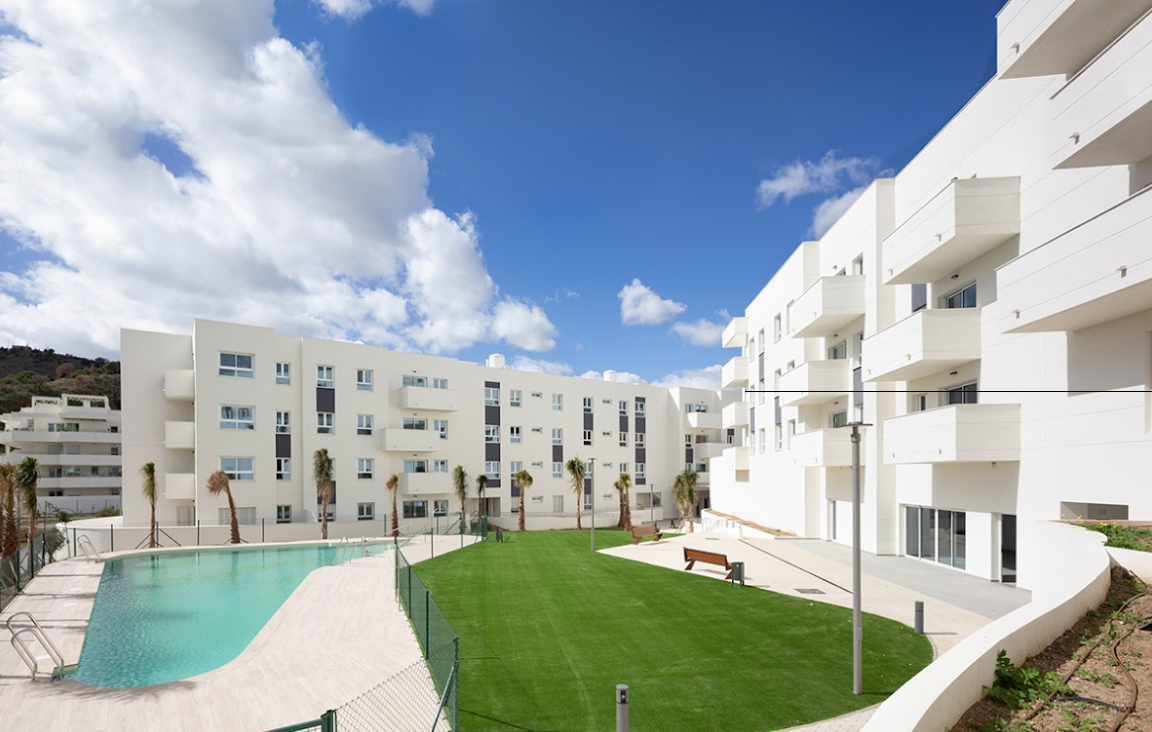 Es un complejo residencial de casas de 2 y 3 Dormitorios en las Colinas de Limonar