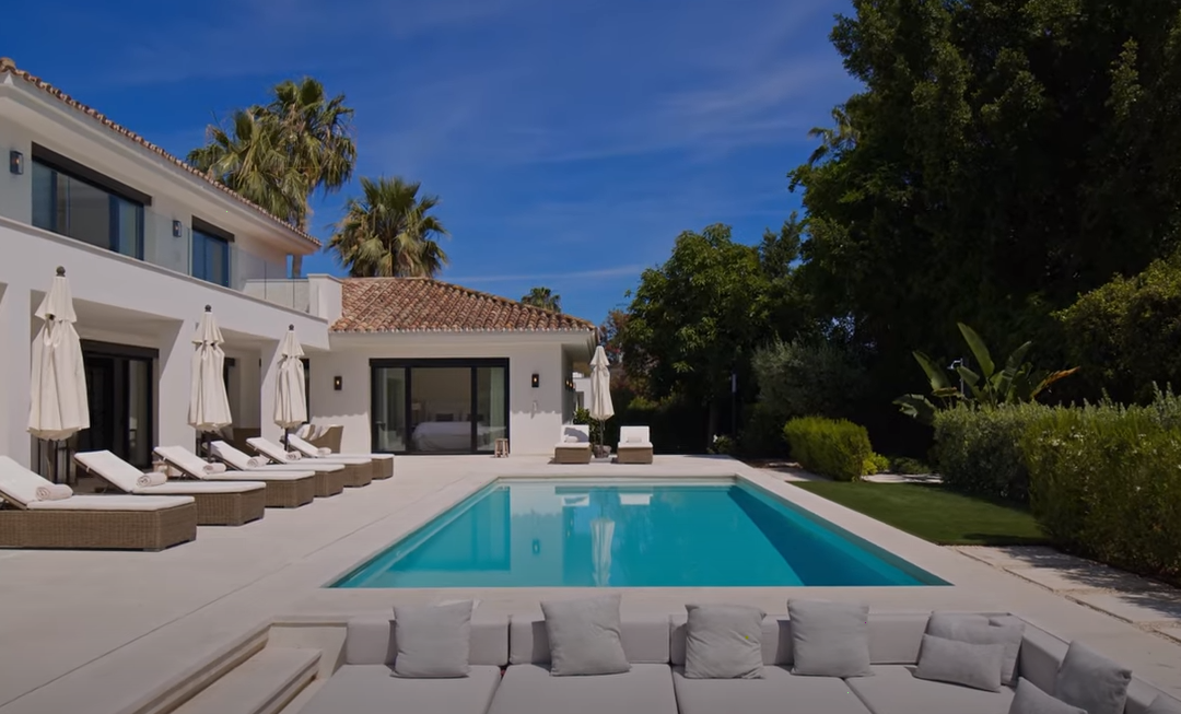 Esta villa es el equilibrio perfecto entre un estilo de vida tranquilo y la proximidad a la vibrante vida social de Marbella