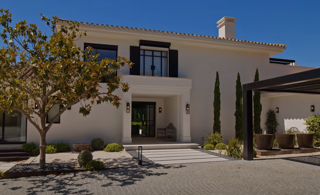 Esta villa es el equilibrio perfecto entre un estilo de vida tranquilo y la proximidad a la vibrante vida social de Marbella