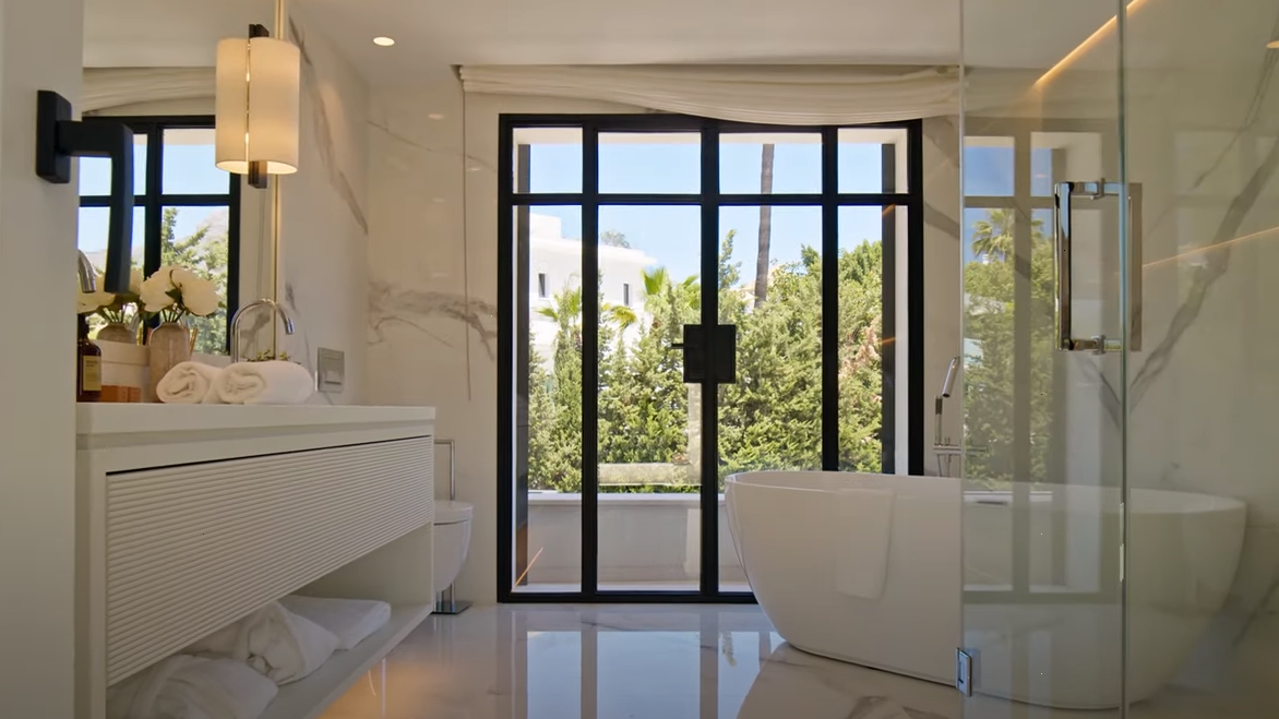 Esta villa es el equilibrio perfecto entre un estilo de vida tranquilo y la proximidad a la vibrante vida social de Marbella