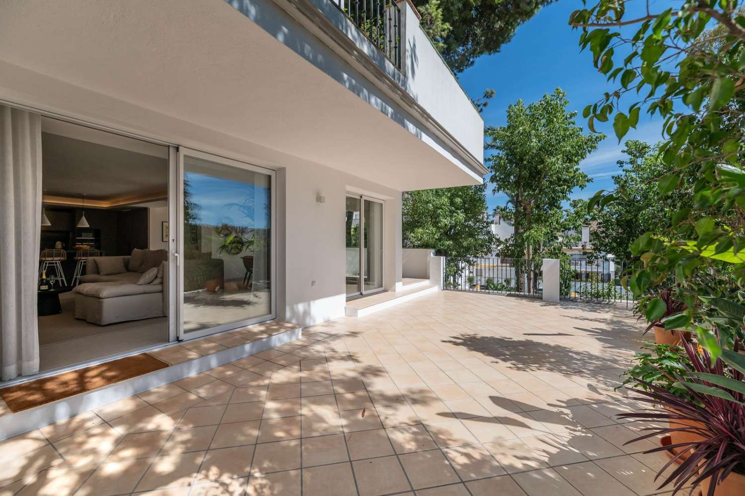 Exquisito apartamento luminoso con acabados excepcionales y un gran jardín privado, Atalaya, Estepona