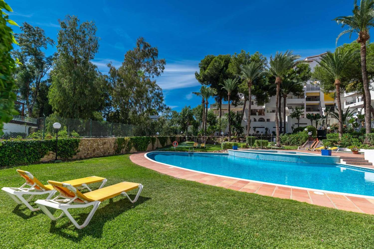 Exquisito apartamento luminoso con acabados excepcionales y un gran jardín privado, Atalaya, Estepona