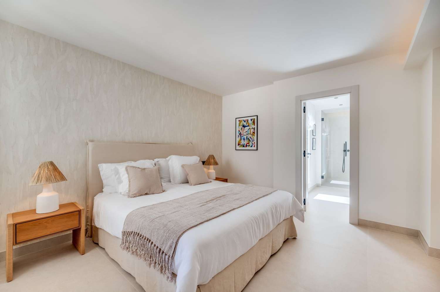 Exquisito apartamento luminoso con acabados excepcionales y un gran jardín privado, Atalaya, Estepona