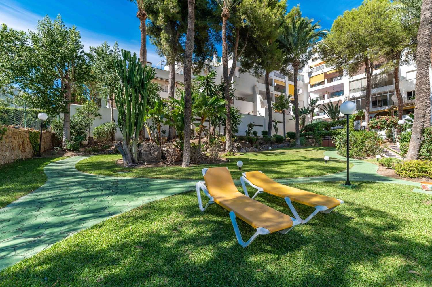 Exquisito apartamento luminoso con acabados excepcionales y un gran jardín privado, Atalaya, Estepona