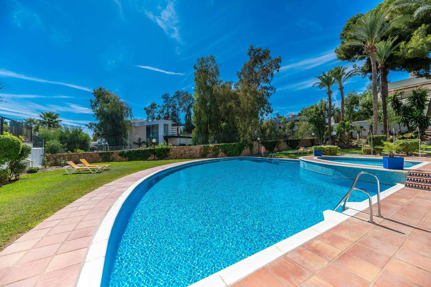 Exquisito apartamento luminoso con acabados excepcionales y un gran jardín privado, Atalaya, Estepona