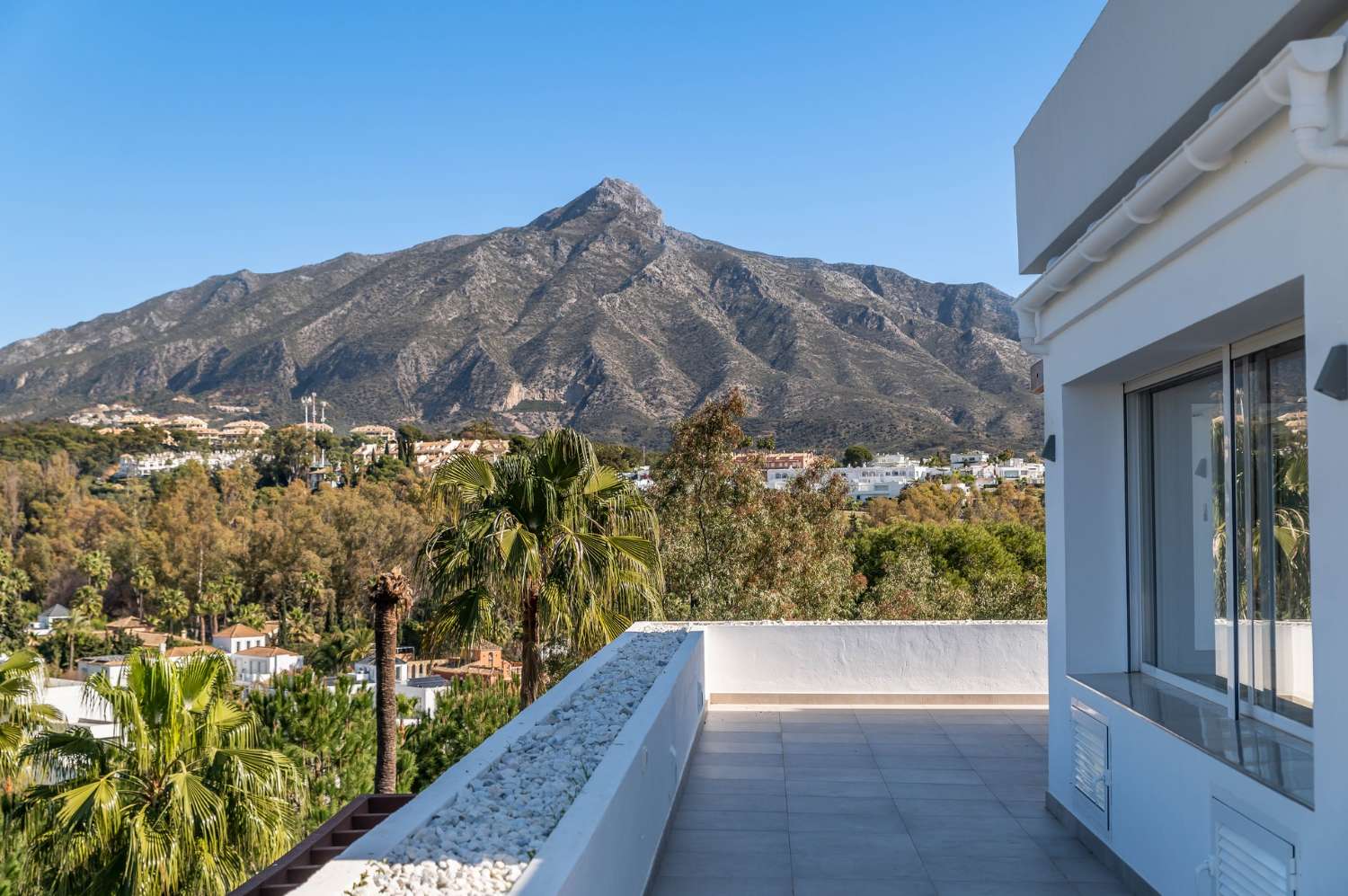 Immaculately presented penthouse with 360º views in the renowned golf valley, Nueva Andalucía