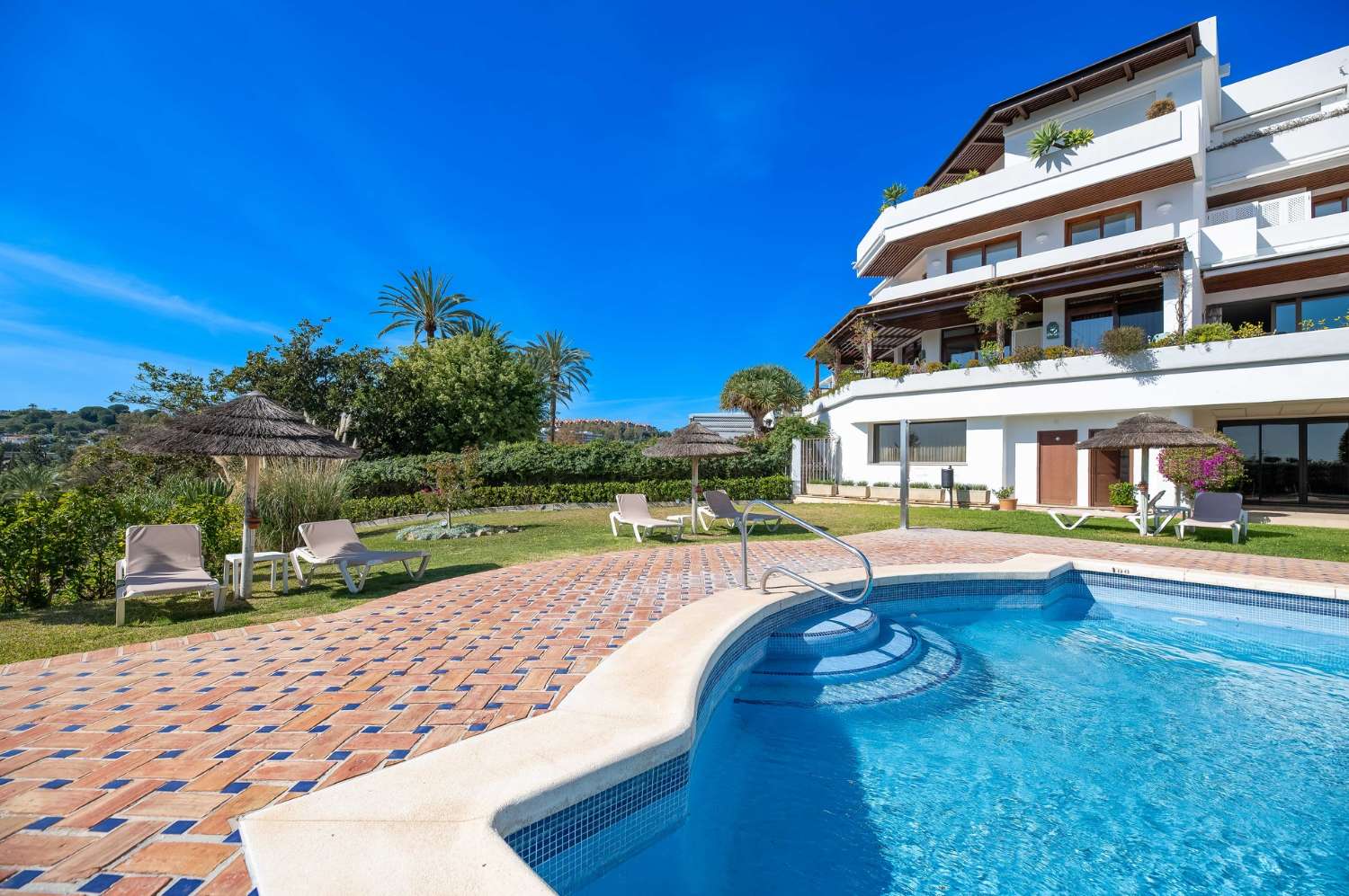 Immaculately presented penthouse with 360º views in the renowned golf valley, Nueva Andalucía