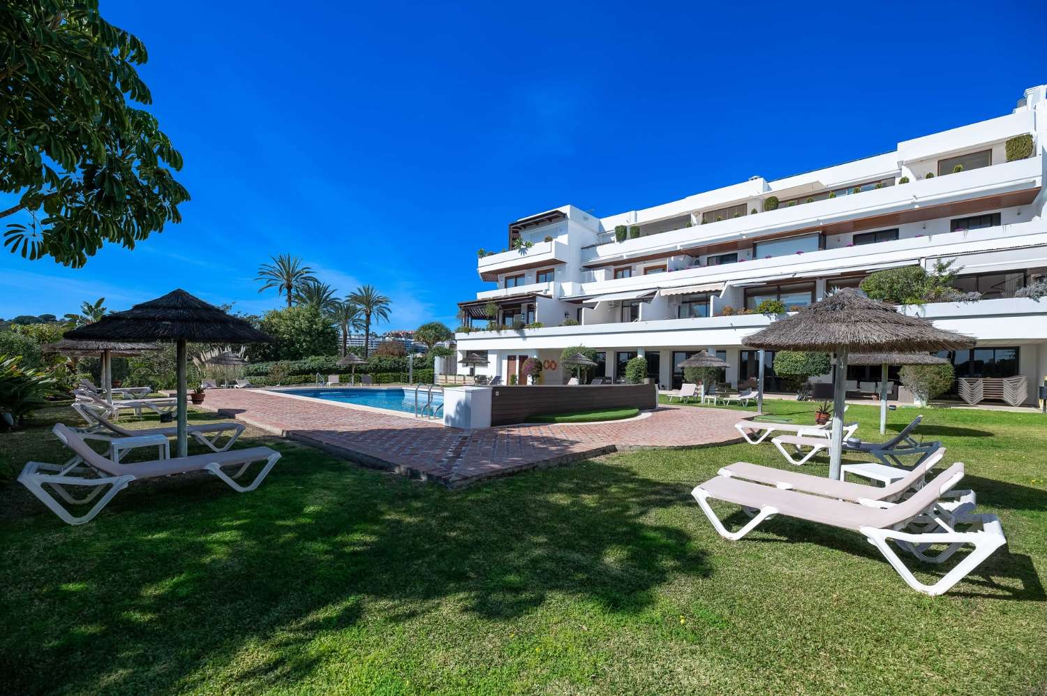 Immaculately presented penthouse with 360º views in the renowned golf valley, Nueva Andalucía