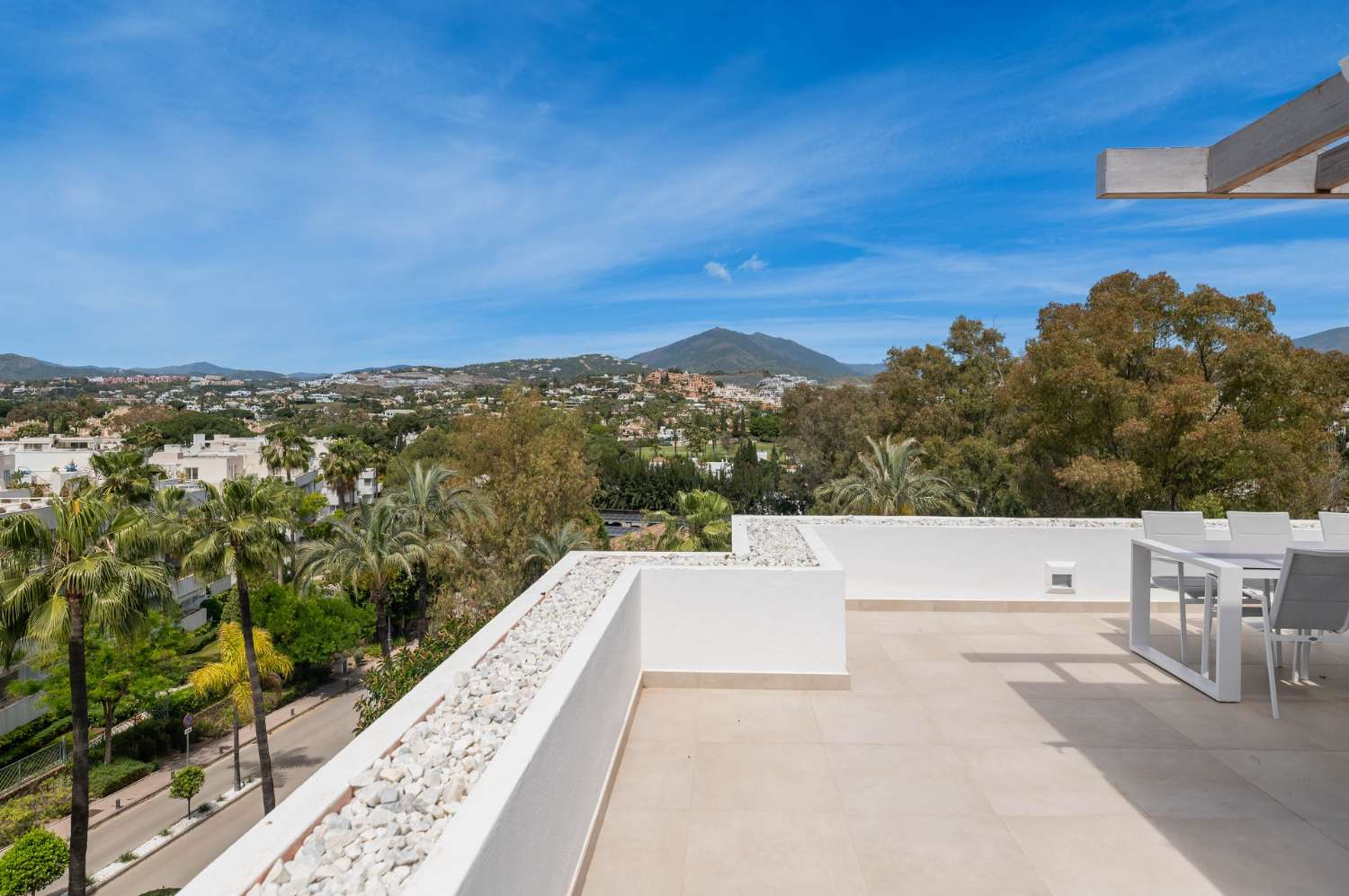 Immaculately presented penthouse with 360º views in the renowned golf valley, Nueva Andalucía