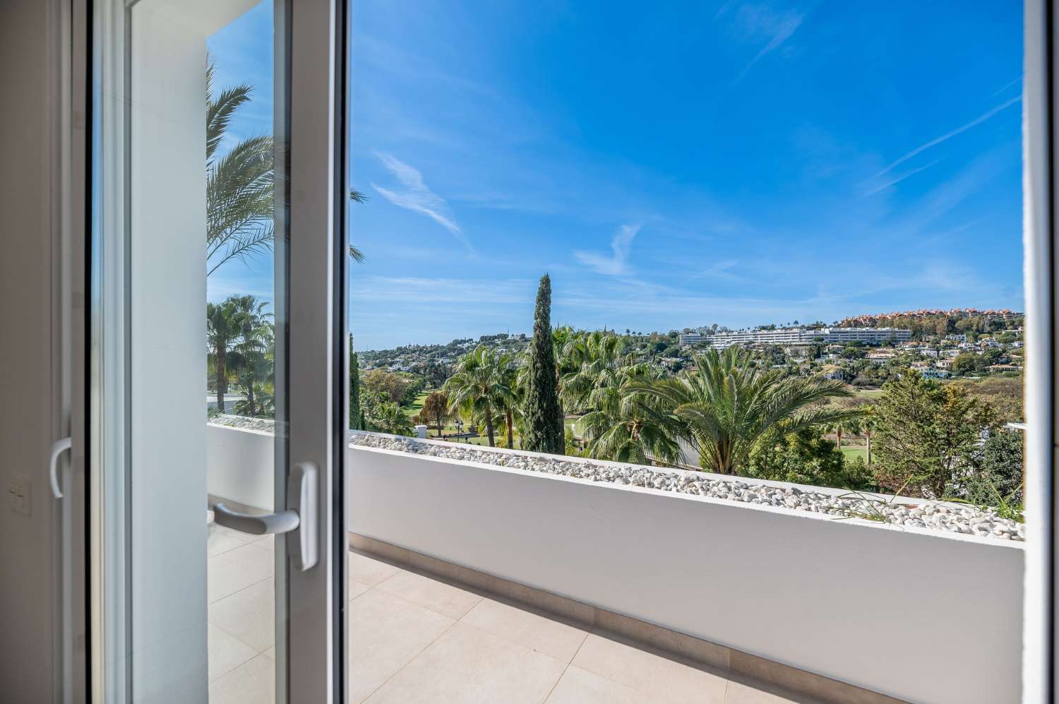 Immaculately presented penthouse with 360º views in the renowned golf valley, Nueva Andalucía