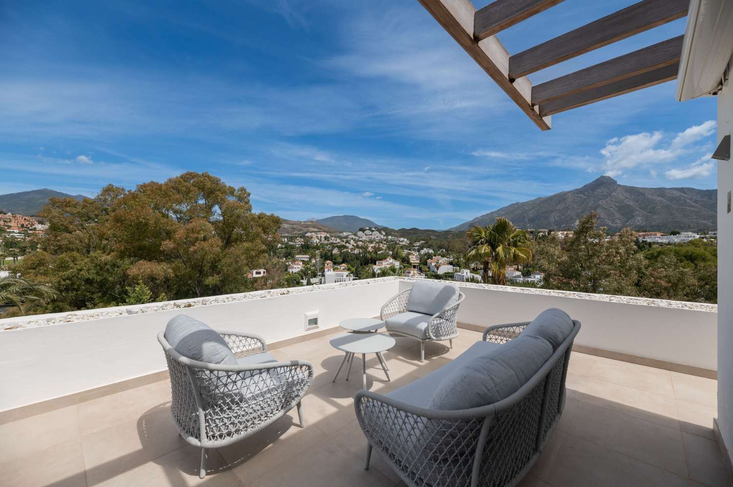 Immaculately presented penthouse with 360º views in the renowned golf valley, Nueva Andalucía