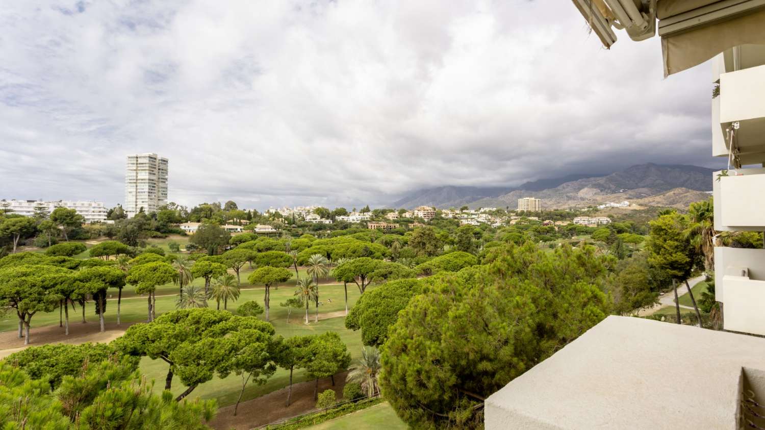 Este excepcional apartamento se encuentra en el corazon del prestigioso campo de golf, Marbella