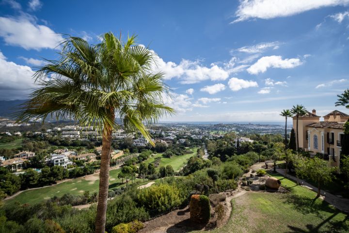 Este excepcional ático en La Quinta, Marbella