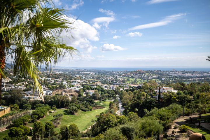 Este excepcional ático en La Quinta, Marbella