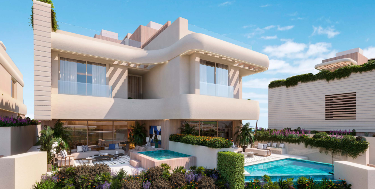 Exclusiva residencial ubicada en primera línea de playa en Las Chapas, Marbella