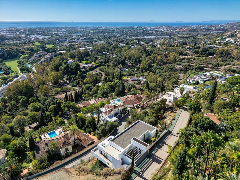 Es una espectacular villa moderna con una ubicación privilegiada en la comunidad cerrada en La Quinta