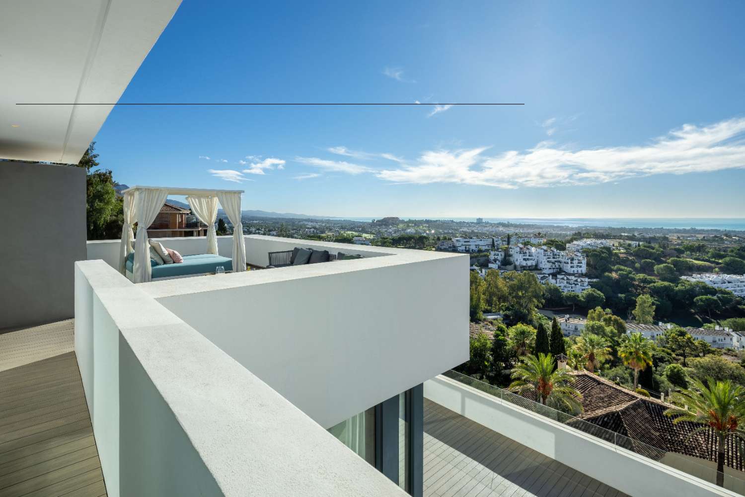 Es una espectacular villa moderna con una ubicación privilegiada en la comunidad cerrada en La Quinta